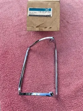 484922 GENERAL MOTORS GM Ville Nos Rh Turn Light Bezel