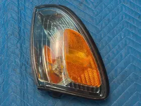 81610-60240 LEXUS Front Marker Lamp Passengers LX470 Park