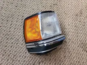81610-29445 TOYOTA Cressida Right Front Parking Light Marker